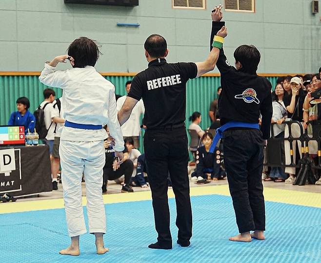 지난달 21일 서울 서대문문화체육회관에서 열린 주짓수 대회에 참가한 양민영 작가(왼쪽)가 심판의 승자 선언에 임하고 있다. 조준서 제공