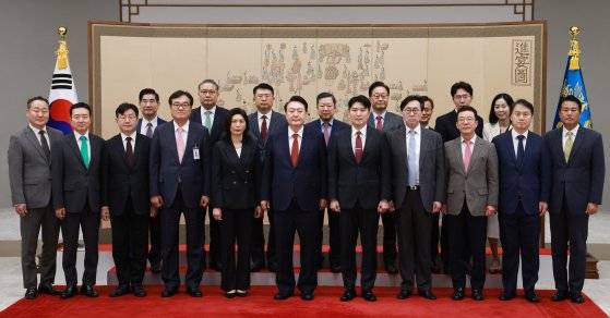 윤석열 대통령이 지난 8월 2일 대통령실 청사에서 열린 임명장 및 재외공관장 신임장 수여식에서 장관, 참모진 등과 기념촬영을 하고 있다.   대통령실은 3실장(비서실장, 정책실장, 국가안보실장)·8수석(정무·홍보·민정·시민사회·경제·사회·과학기술·저출생대응) 체제로 구성을 마쳤다. 연합뉴스