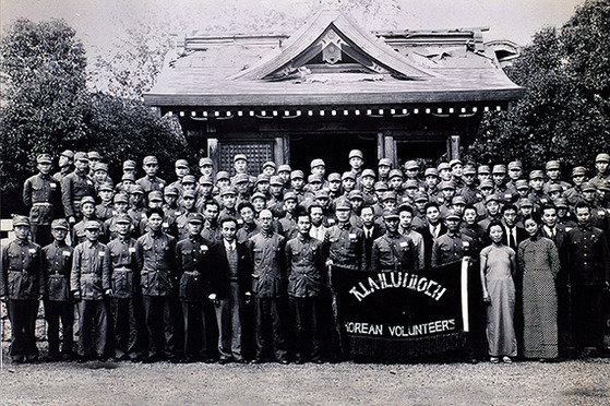 1938년 10월 10일 결성된 조선의용대 사진. 대장 김원봉 선생을 주축으로 윤세주 열사가 선전 공작과 정보전 등 항일전을 전개하면서 국제적 관심을 끌었다. [위키피디아]