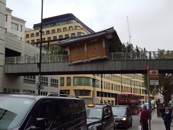 서도호 '연결하는 집, 런던'이 실제로 런던 시내에 설치된 모습. 2019년 10월 촬영. [사진 문소영 기자]