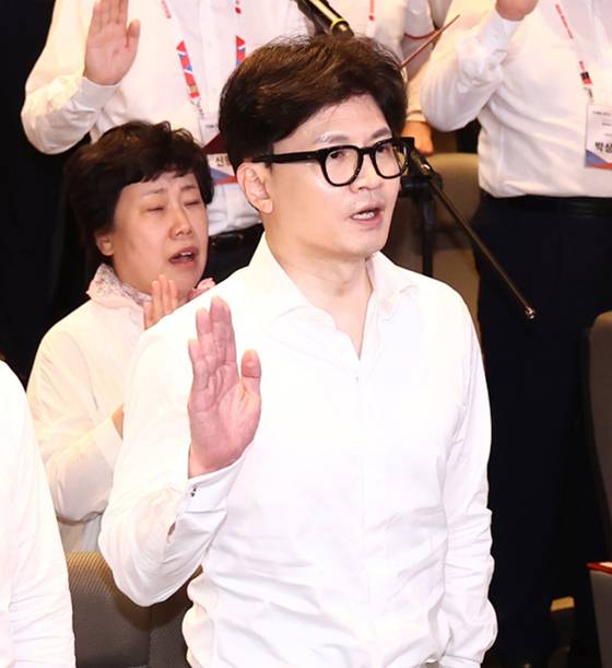 한동훈 국민의힘 대표가 30일 인천국제공항공사 인재개발원에서 열린 2024 국민의힘 국회의원 연찬회에서 결의문을 낭독하고 있다. [뉴스1]