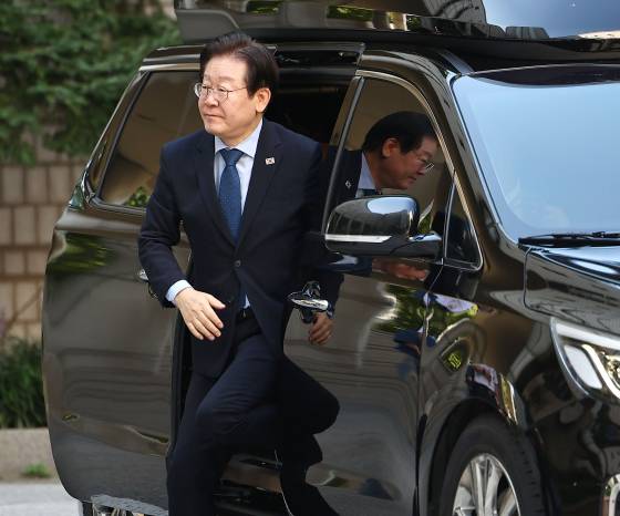 이날 서울중앙지법에서 열린 ‘대장동 배임·성남FC 뇌물’ 관련 1심 속행 공판에 출석하는 이재명 더불어민주당 대표. [연합뉴스]