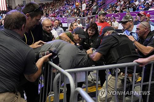 ▲ 트럼프 유세장 언론구역에 난입한 남성, 테이저건에 제압 30일(현지시간) 미국 펜실베이니아주 존스타운에서 열린 도널드 트럼프 전 대통령의 유세 현장에서 언론 구역에 난입한 남성이 경찰에 체포되고 있다. [AP=연합뉴스.]