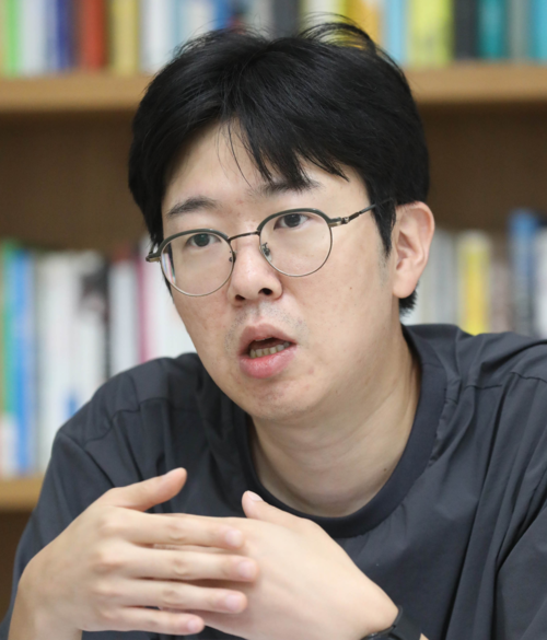 지난 8월 27일 서울 중구 경향신문사에서 김강산 박사가 인터뷰하고 있다./김창길 기자