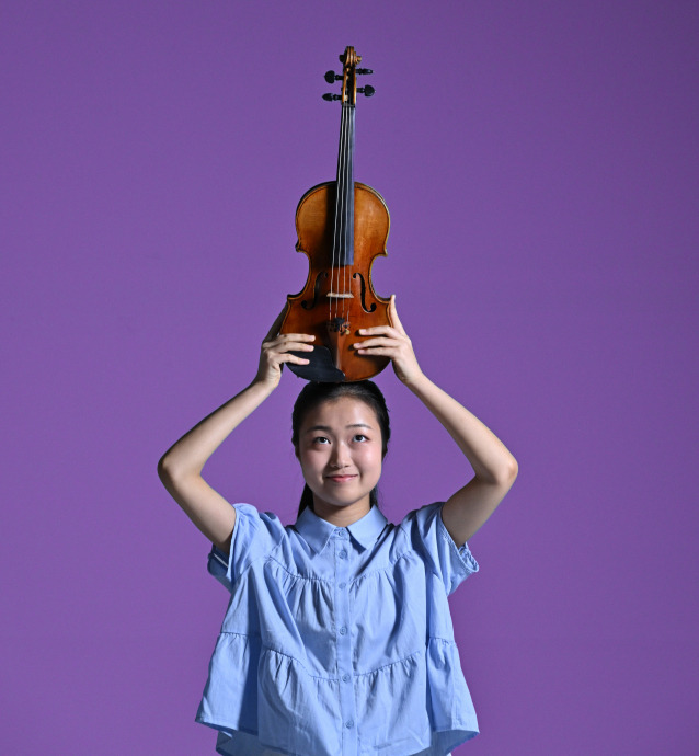 Violinist Kim Seo-hyun poses for photos during an interview with The Korea Herald on April 11. (Im Se-jun/The Korea Herald)