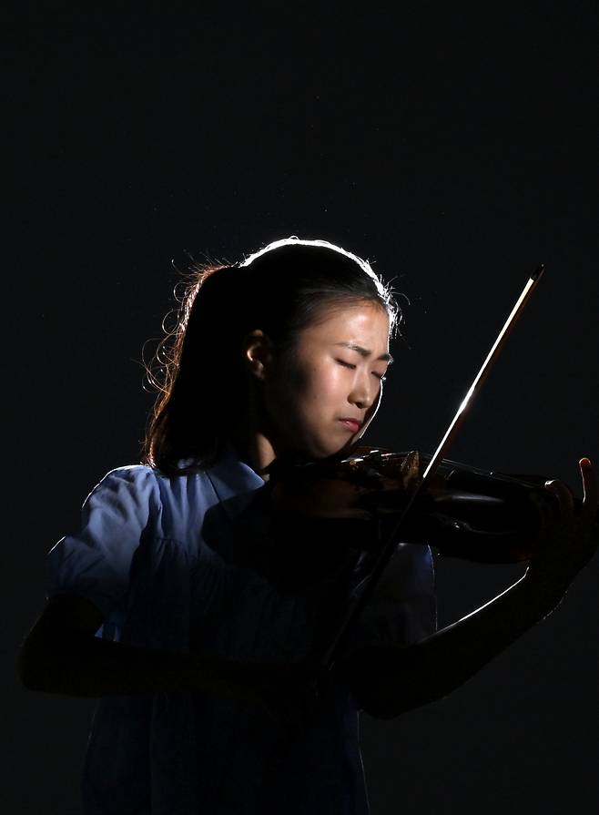 Violinist Kim Seo-hyun poses for photos during an interview with The Korea Herald on April 11. (Im Se-jun/The Korea Herald)