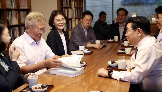 전병헌 새로운미래 대표와 지도부가 29일 경남 양산 평산마을에서 문재인 전 대통령을 예방하고 있다. 연합뉴스