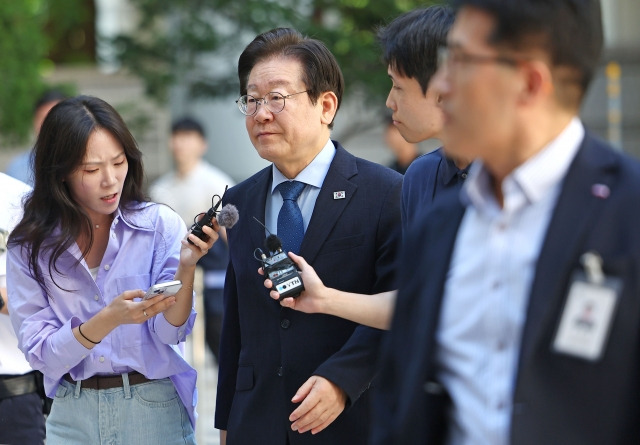 더불어민주당 이재명 대표가 지난 30일 오전 서울 서초구 서울중앙지법에서 열린 '대장동 배임·성남FC 뇌물' 혐의 관련 1심 속행 공판에 출석하고 있다. 연합뉴스