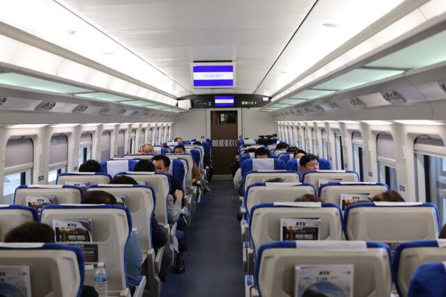 지난 5일 정장선 시장, 강정구 시의장과 시의원, 관계공무원 등이 참석한 가운데 관계자로부터 안중~서화성에 이르는 서해선 37.7km에 이르는 구간에 대한 시승을 하고 있다. 평택시의회 제공