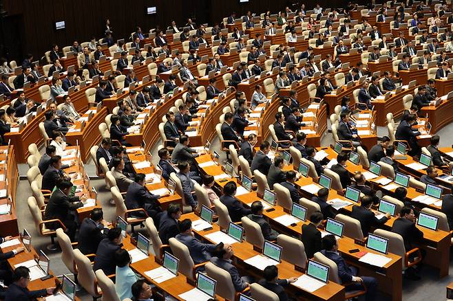 28일 오후 구하라법, 전세사기특별법 등 민생 법안을 처리 중인 본회의장의 여야 의원석이 빈자리 없이 꽉 차 있다. 재적 300인 중 295명의 의원이 재석한 가운데 열린 이날 본회의에서는 22대 국회 개원 이후 처음으로 여야가 합의로 민생 법안을 처리했다. [사진출처 = 연합뉴스]