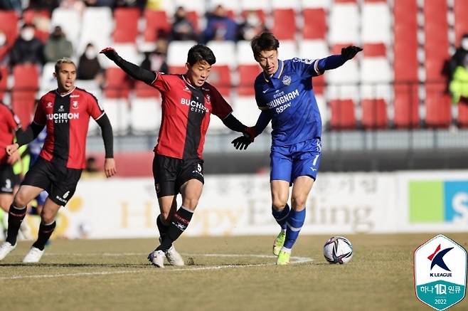 부천 FC 시절 김강산(사진 왼쪽). 사진=한국프로축구연맹