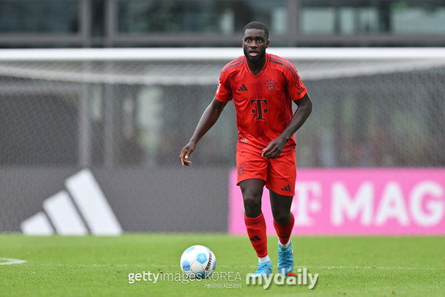 독일 매체 FCB인사이드는 30일 '바이에른 뮌헨의 흔들리는 수비에도 불구하고 바이에른 뮌헨 운영진들은 김민재와 우파메카노에게 인내심을 가지고 있다'며 '볼프스부르크전 승리에도 불구하고 김민재와 우파메카노는 비난받았다. 하지만 바이에른 뮌헨 내부에서는 김민재와 우파메카노를 차분하게 평가하고 있다'고 전했다./게티이미지코리아