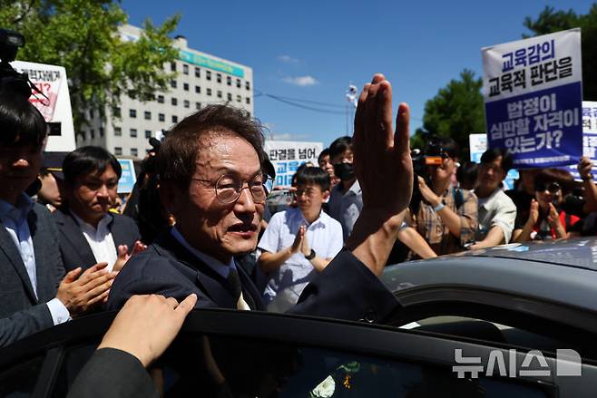 [서울=뉴시스] 이영환 기자 = 조희연 서울시교육감이 29일 오후 서울 종로구 서울시교육청에서 입장발표 기자회견을 마친 후 교육청을 나서고 있다.조 교육감은 지난 2018년 전교조 출신 해직 교사 등 5명을 부당하게 특별채용하는 과정에 관여한 혐의로 기소돼 1심에서 징역 1년6개월에 집행유예 2년을 선고 받았고 2심에서도 1심 판단이 유지됐다. 이날 오전 열린 대법원 상고심 판결에서 원심이 확정돼 교육감직을 상실했다. 교육자치법과 공직선거법에 따라 교육감이 금고 이상의 형을 선고받고 형이 확정되면 당연퇴직 대상이다. (공동취재) 2024.08.29. photo@newsis.com