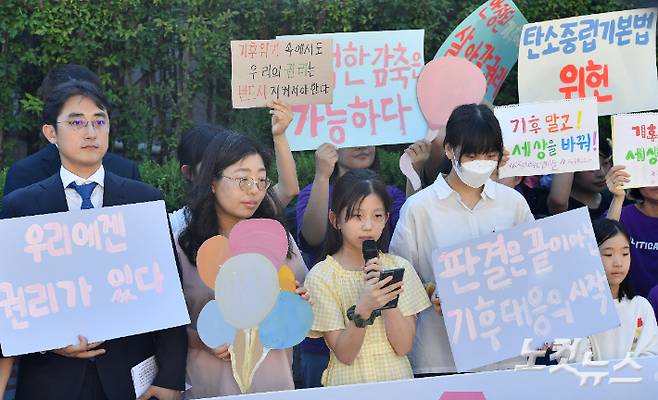 29일 오후 서울 종로구 헌법재판소 앞에서 열린 기후 헌법소원 최종선고 관련 기자회견에서 아기기후소송의 청구인 한제아 어린이가 발언하고 있다. 류영주 기자