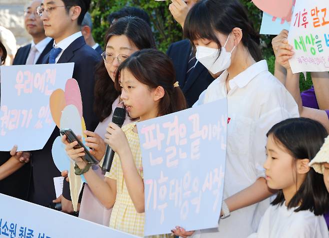 기후위기비상행동 등 시민단체 회원들이 29일 오후 서울 종로구 헌법재판소 앞에서 개최한 기후 헌법소원 최종선고 관련 기자회견에서 한제아 어린이가 발언하고 있다. 오른쪽 첫번째는 김한나 어린이. 연합뉴스