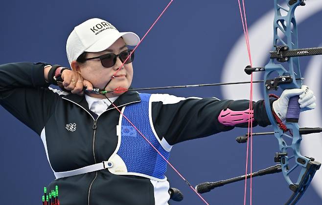 한국 선수단 최고령 선수인 양궁 김옥금(64)이  31일(한국시간) 프랑스 파리의 레쟁발리드에서 열린 파리 패럴림픽 양궁 여자 단식 스포츠등급 W1 동메달 결정전을 치르고 있다. 사진 공동취재단