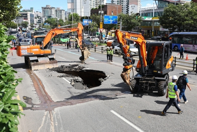 29일 오전 서울 서대문구 연희동 성산로 땅 꺼짐 사고 현장에서 복구작업이 이루어지고 있다. 연합뉴스