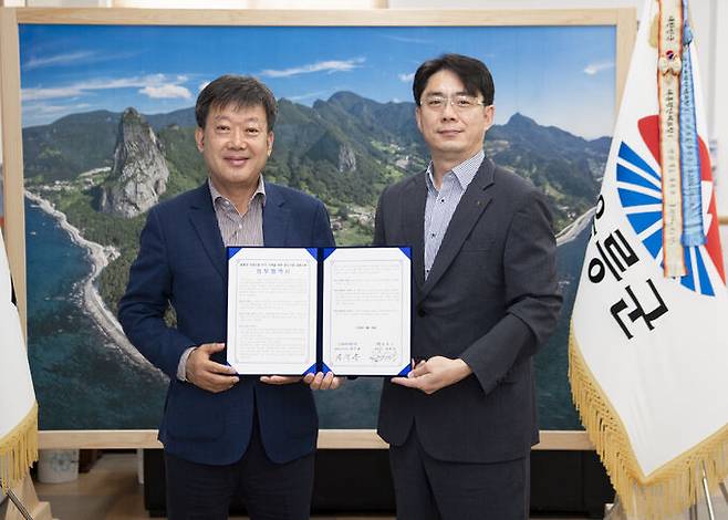 경북 울릉군은 30일 군청에서 NH농협은행 울릉군 지부와 중소기업 금융지원 업무협약식을 개최하고 있다. (왼쪽부터 남한권 울릉군수, 정위용  NH농협은행 울릉군 지부장). 울릉군 제공