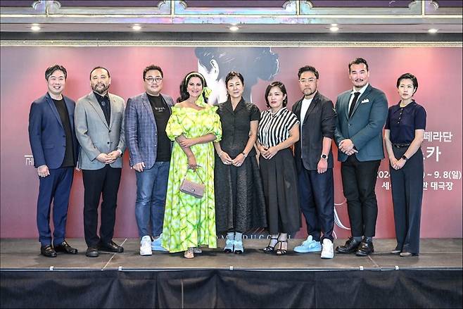 30일 푸치니 오페라 ‘토스카’ 기자간담회 참석자들이 기념사진을 찍고 있다. 왼쪽부터 지중배 지휘자, 사무엘 윤, 김재형, 안젤라 게오르규, 박혜진 서울시오페라단 예술감독, 임세경, 양준모, 김영우, 표현진 연출. 세종문화회관 제공