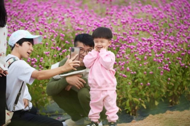 지난해 천일홍 축제를 찾은 가족들이 기념 촬영을 하고 있다. 사진 제공=양주시