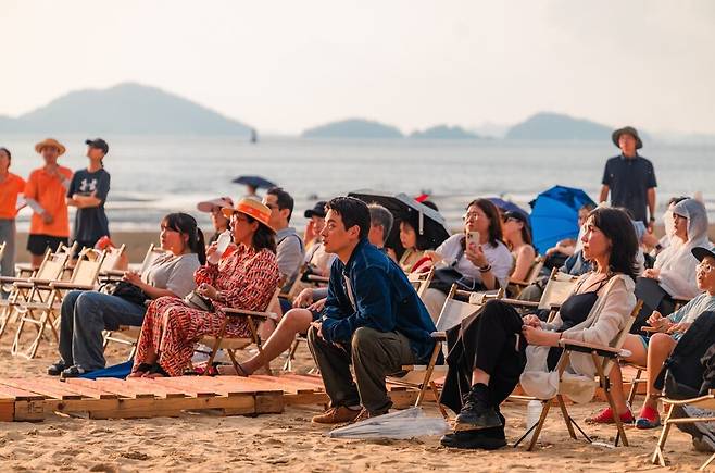 배우 박정민은 '명장면으로 보는 한국 영화 걸작선' 필름 토크와 단편영화 연출작 《반장선거》(2021) 관객과의 대화를 위해 영화제에 참석했다. ⓒ부안무빙 제공