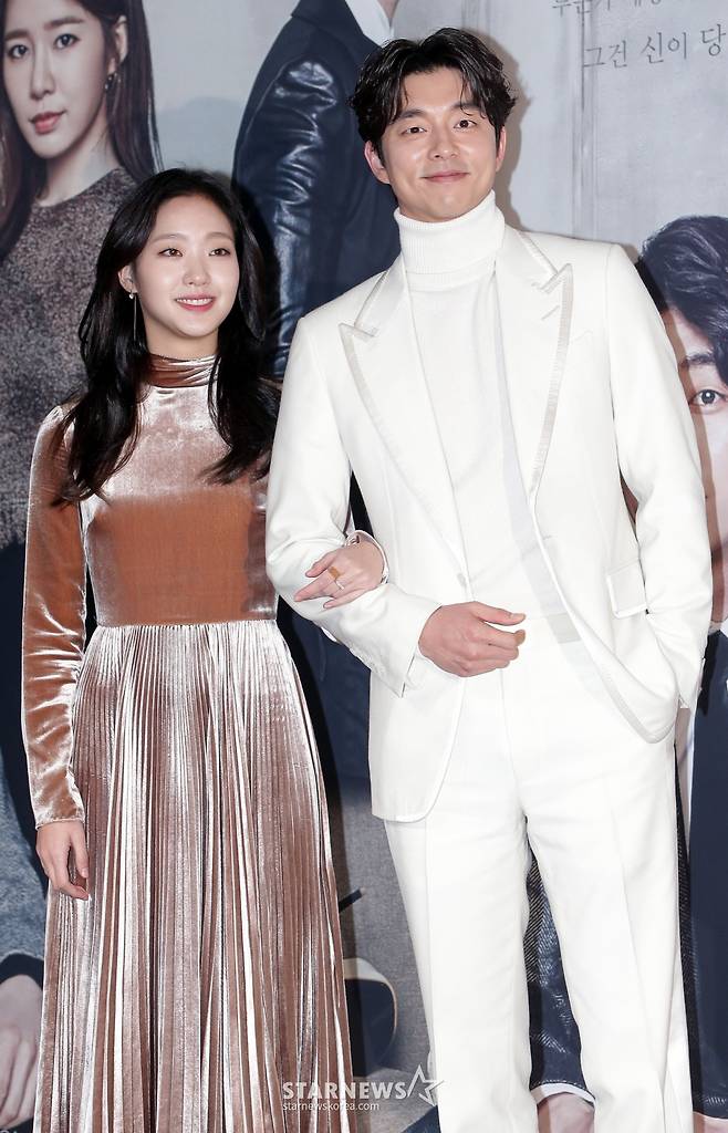 배우 김고은, 공유가 22일 오후 서울 강남구 논현동 파티오나인에서 진행된 tvN '쓸쓸하고 찬란하神-도깨비' 제작발표회에 참석해 포즈를 취하고 있다.  '쓸쓸하고 찬란하神-도깨비'는 불멸의 삶을 끝내기 위해 인간 신부가 필요한 도깨비, 그와 기묘한 동거를 시작한 기억상실증 저승사자, 그런 그들 앞에 '도깨비 신부'라 주장하는 '죽었어야 할 운명'의 소녀가 나타나면서 벌어지는 이야기다. 오는 12월 2일 첫 방송된다. /사진=김창현 기자 chmt@