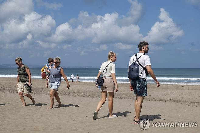 발리 섬 해변을 거니는 외국인 관광객들 [EPA 연합뉴스 자료사진. 재판매 및 DB 금지]