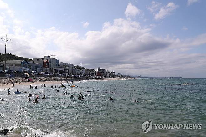 막바지 피서 행렬 이어지는 동해안 (강릉=연합뉴스) 류호준 기자 = 31일 오후 강원 강릉시 사천면 사천해수욕장에 피서객들의 발길이 이어졌다. 2024.8.31 ryu@yna.co.kr