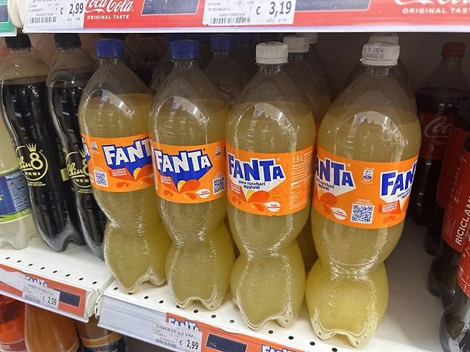 한국 오렌지 환타와 색깔과 맛이 전혀 다른 이탈리아의 오렌지 환타/사진=김아름 기자 armijjang@