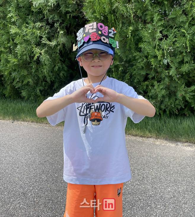 홍진영2의 팬인 진우제(8)군. 사진=허윤수 기자