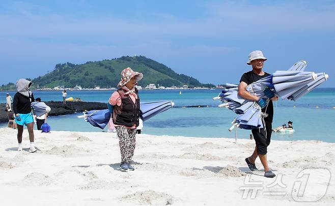 제주도 지정 해수욕장 12곳이 일제히 폐장된 1일 제주시 협재해수욕장에서 관계자들이 파라솔 등을 정리하고 있다. 제주도는 폭염으로 당분간 물놀이가 계속될 것으로 보고 이날부터 오는 15일까지 지정 해수욕장 12곳에 안전관리요원을 배치하기로 했다. 2024.9.1/뉴스1 ⓒ News1 오미란 기자