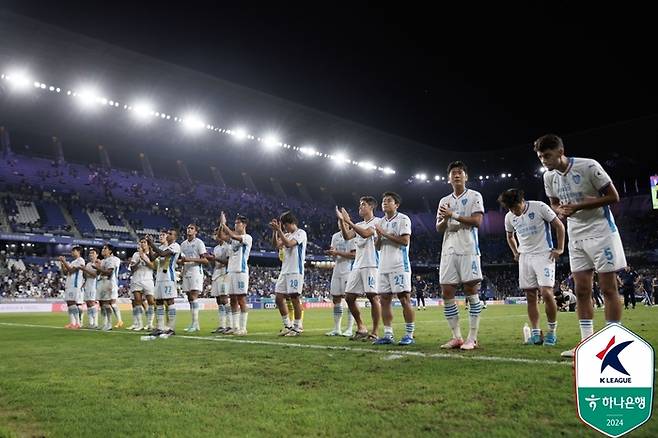 31일 동해안 더비 패배 후 관중에 인사하는 포항 선수들. 제공 | 한국프로축구연맹