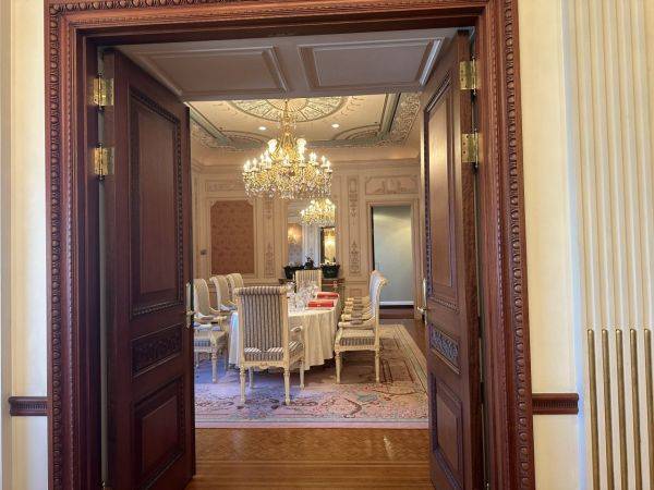 응접실과 연결되어 있는 다이닝룸이다. 다이닝 공간에는 VIP들이 원하는 음식을 가져와 보관할 수 있도록 뒤에 냉장고도 구비되어 있다.