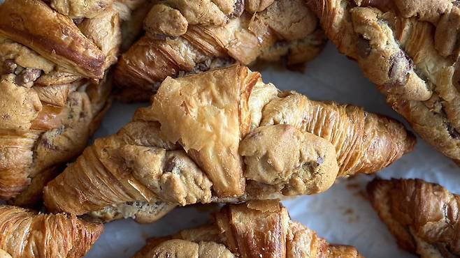 영국의 슈퍼마켓 체인인 ‘웨이트로즈’는 AI를 사용하여 인터넷에서 크루키와 같은 음식 트렌드를 파악한다