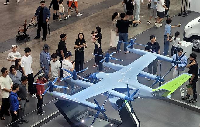 지난 6월 열린 부산모빌리티쇼에서 관람객들이 현대차 도심항공교통(UAM) S-A2 모형을 살펴보고 있다. /연합뉴스