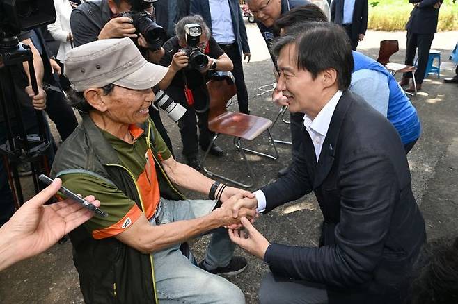 기초자치단체장 재보궐선거를 앞두고 전남을 찾은 조국혁신당 조국 대표가 지난 30일 오전 곡성군 옥과면 만취정에서 지역 어르신들을 만나 인사를 나누고 있다. ⓒ 뉴시스