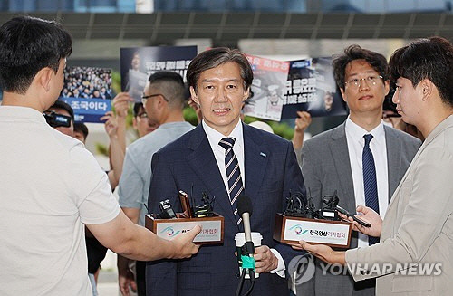 조국혁신당 조국 대표가 31일 오전 참고인 신분으로 검찰 조사를 받기 위해 전주지검 청사로 들어오고 있다. [전주=연합뉴스]