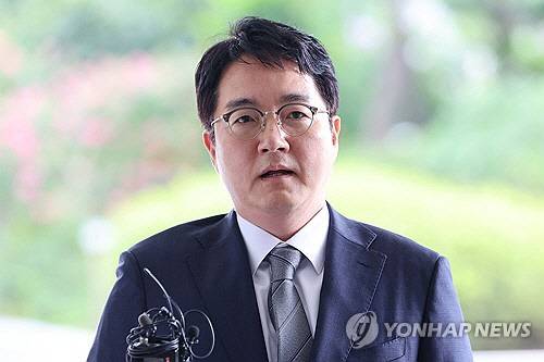심우정 검찰총장 후보자가 12일 오후 서초구 서울고등검찰청에 마련된 인사청문회 준비단 사무실로 출근하며 취재진 질문에 답하고 있다. [연합뉴스]
