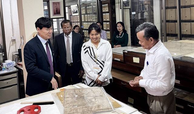 베트남-캄보디아 국제 기록관리 연수과정 중 교육생과 현지 기록물의 설명을 듣는 최유균(왼쪽 첫번째) 국가기록원 기록관리교육센터장. <행정안전부 국가기록원 기록관리교육센터 제공>