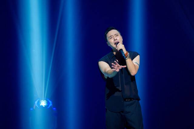 지난 30일 저녁 서울 마포구 대흥동 마포아트센터에서 열린 ‘어떤가요10: 추억의 댄스가수 특집’ 공연에서 R.ef 이성욱이 노래하고 있다. 마포문화재단 제공