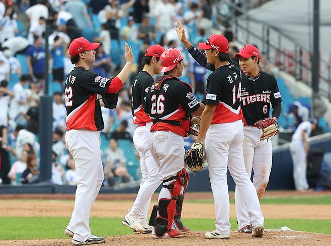 <yonhap photo-4383="">1일 오후 대구 삼성라이온즈파크에서 열린 2024 프로야구 KIA 타이거즈와 삼성 라이온즈의 경기. KIA 선수들이 승리 후 환호하고 있다. [연합뉴스]</yonhap>