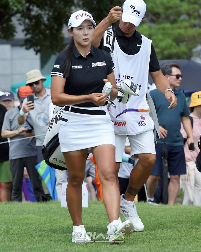 2024 한국여자프로골프(KLPGA) 투어 '제13회 KG레이디스오픈' 파이널 라운드가 1일 경기도 용인 써닝포인트CC에서 열렸다 . 박보겸이 티샷을 마치고 이동하고있다. 써닝포인트CC=정시종 기자 capa@edaily.co.kr /2024.09.01.