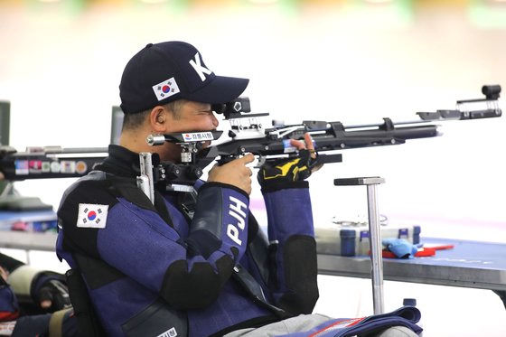 31일(한국시간) 프랑스 샤토루 슈팅센터에서 열린 2024 파리 패럴림픽 사격 R1 남자 10ｍ 공기소총 입사에서 금메달을 따낸 박진호. 사진 대한장애인체육회