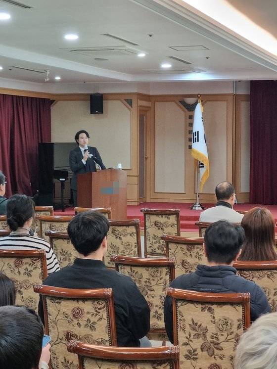 이은수 법무법인 율로 변호사가 부산의 한 공공기관에서 악성민원 대응 등 문제와 관련해 강연하고 있다. 사진 이은수 변호사