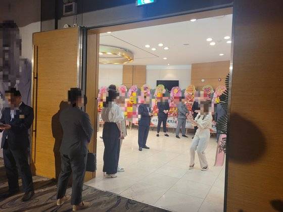 지난달 25일 '신20세기파' 두목의 결혼식장의 모습. 화환들 앞에 두목의 부하로 보이는 남성들이 도열해 있다. 석경민 기자