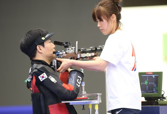 이철재와 로더(경기보조)를 맡은 아내 강혜영씨. 사진 대한장애인체육회