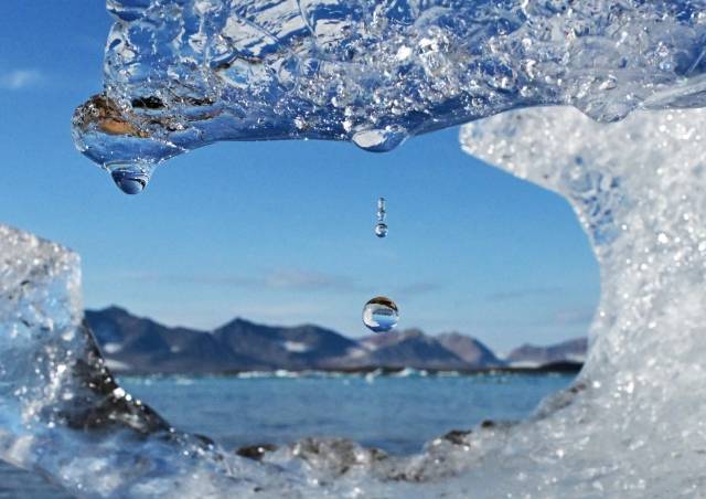 지난달 8일 노르웨이 스발바르 오시안사스 해안가에 떠밀려온 해빙에서 물방울이 떨어지고 있다. 북극 빙하는 빠른 속도로 줄고 있다. 특히 생성 1년 차의 ‘어린 얼음’이 극적으로 늘면서 해빙 감소를 부추기는 중이다.