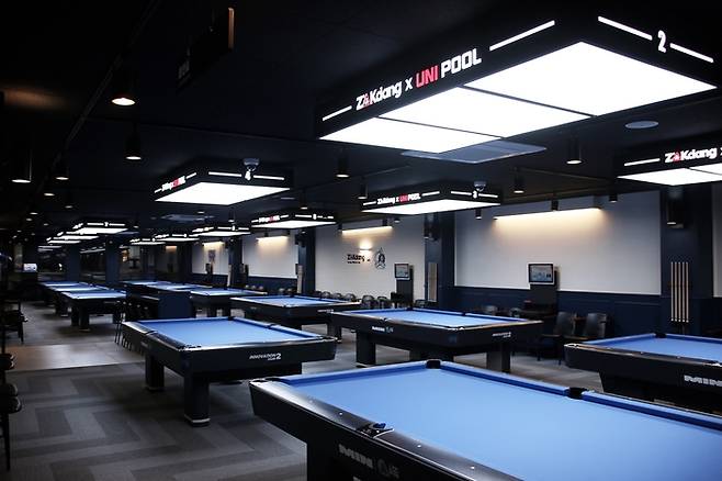 작당이 서울 영등포에 오픈한 포켓볼전용당구클럽. 330㎡ 규모에 포켓테이블 11대를 갖췄으며 내부 인테리어는 세련미를 살리기 위해 흑백을 강조했다. (사진=작당)