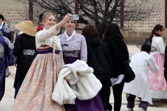 한국을 찾은 외국인 관광객들이 서울 종로구 경복궁에서 기념사진을 남기고 있다. 뉴시스