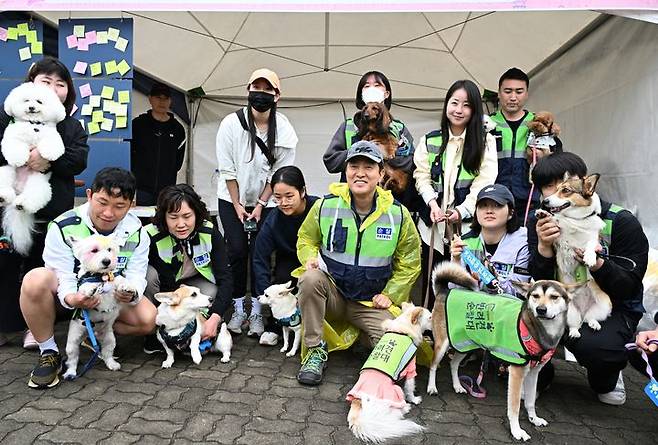 [서울=뉴시스] 김근수 기자 =  오세훈 서울시장이 20일 서울 마포구 월드컵공원 평화의 광장에서 열린 '2024년 서울 반려견 순찰대 활동 선포식'에 참석해 기념촬영을 하고 있는 모습. (사진= 서울시 제공)  2024.04.20. photo@newsis.com *재판매 및 DB 금지